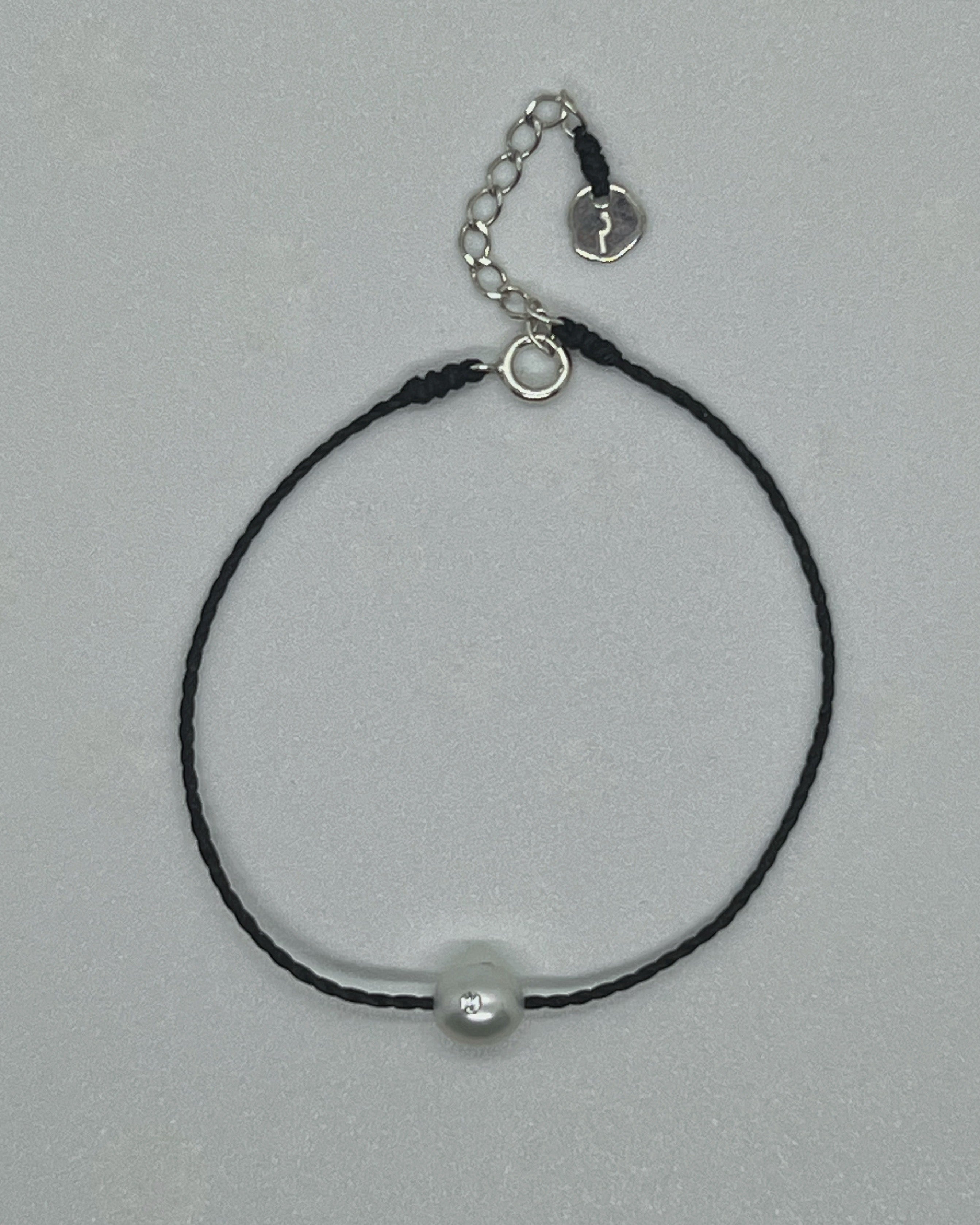 Polkadots string bracelet, Black