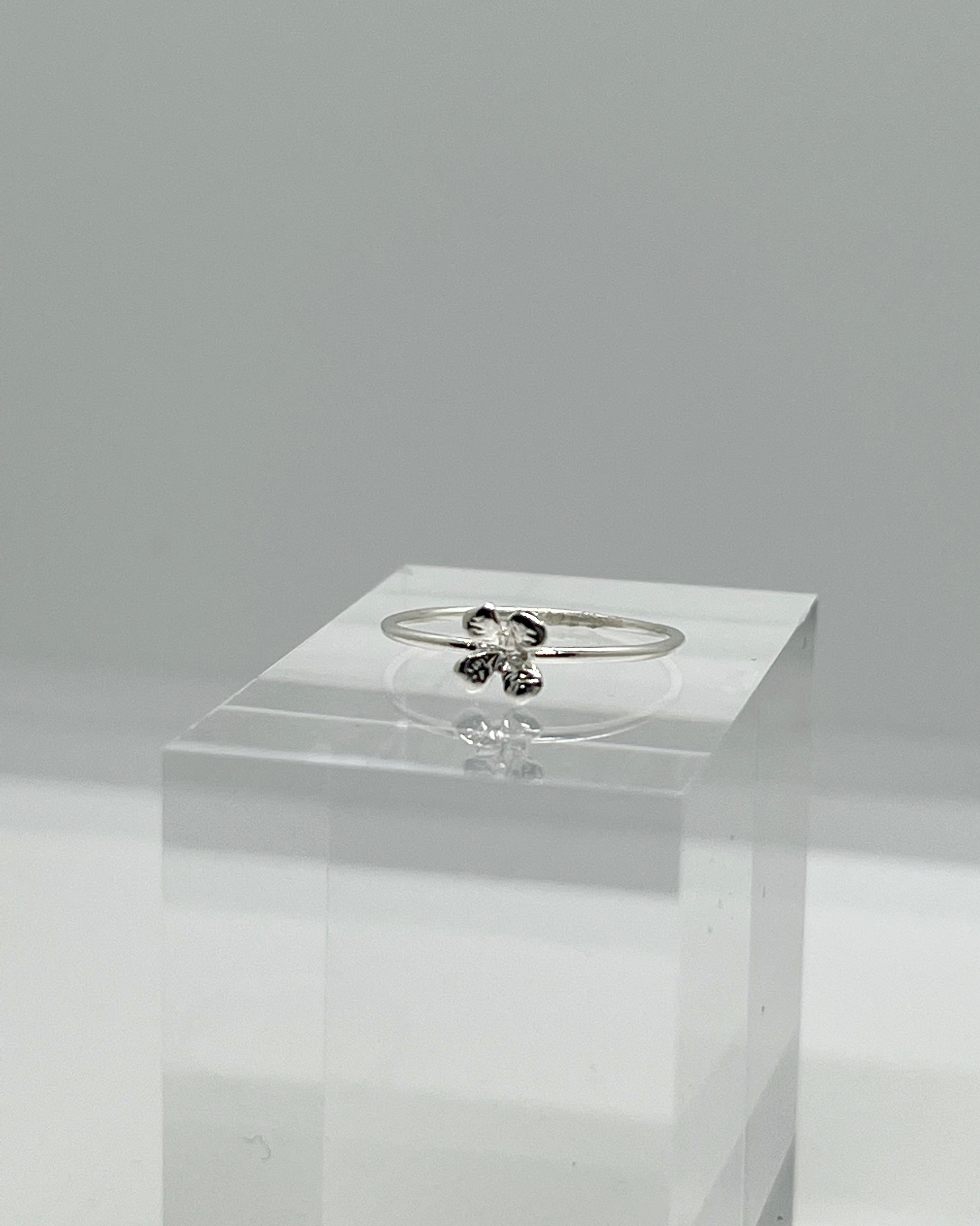 Clover ring