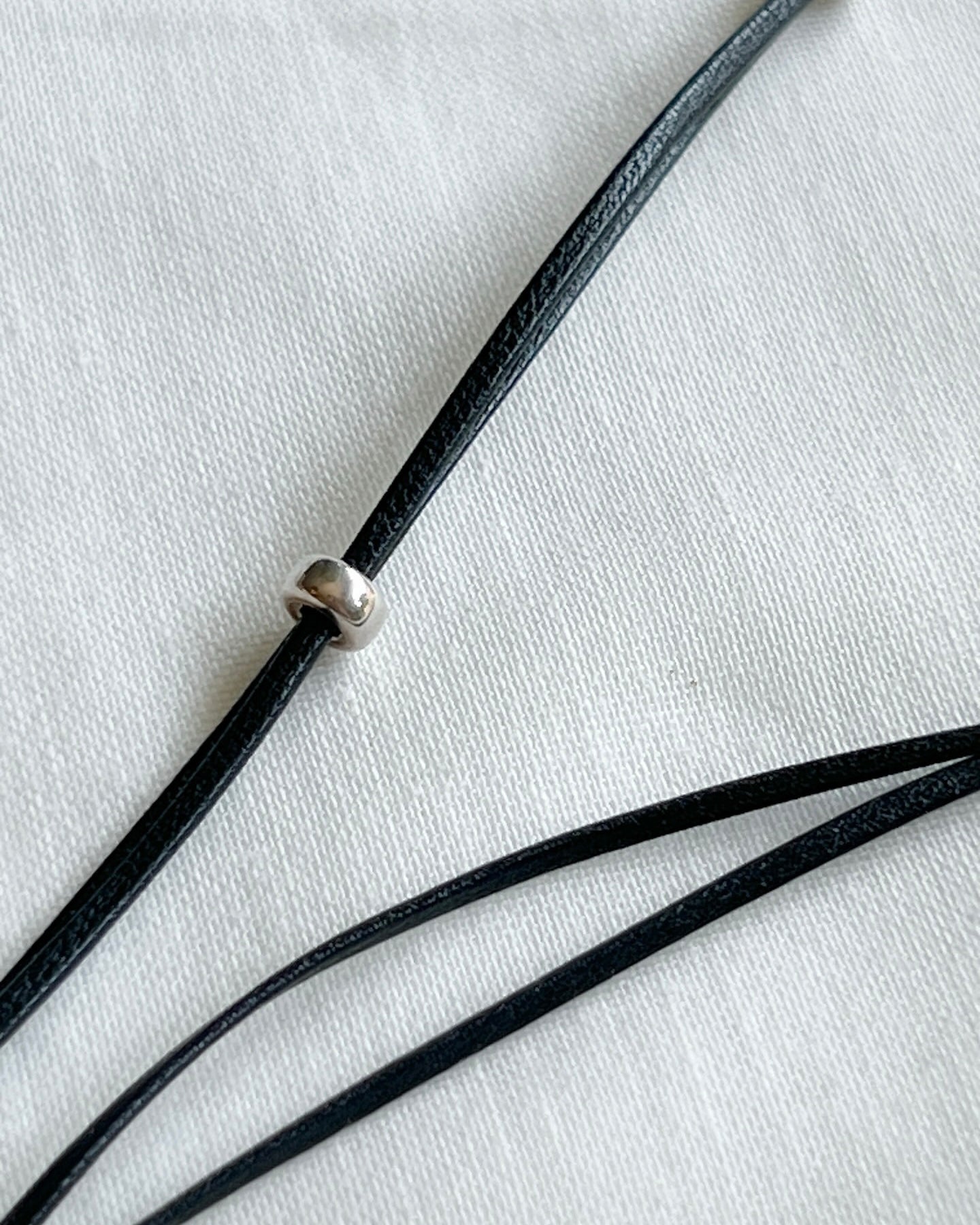 Tutu leather necklace