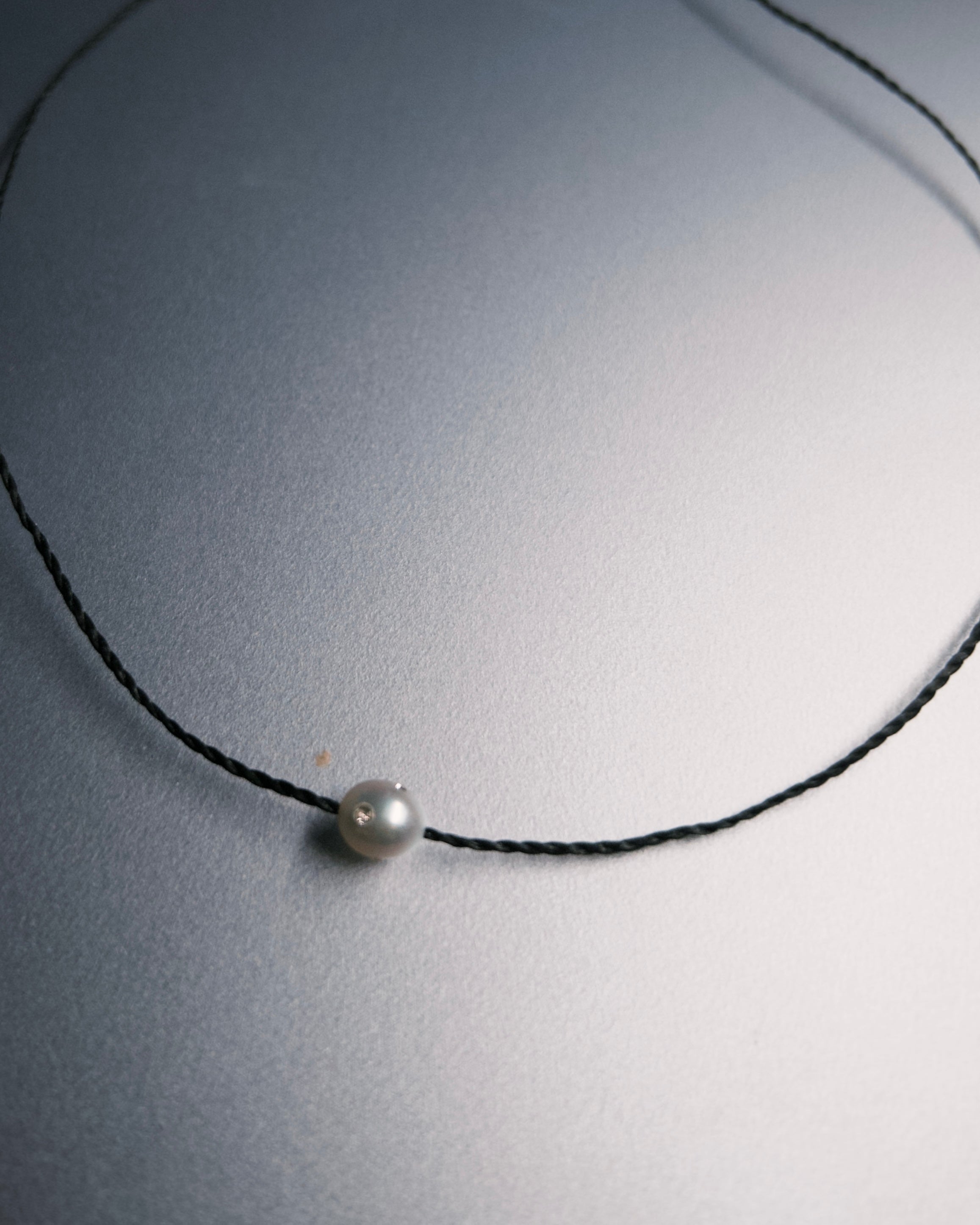 Polkadots string necklace, Black