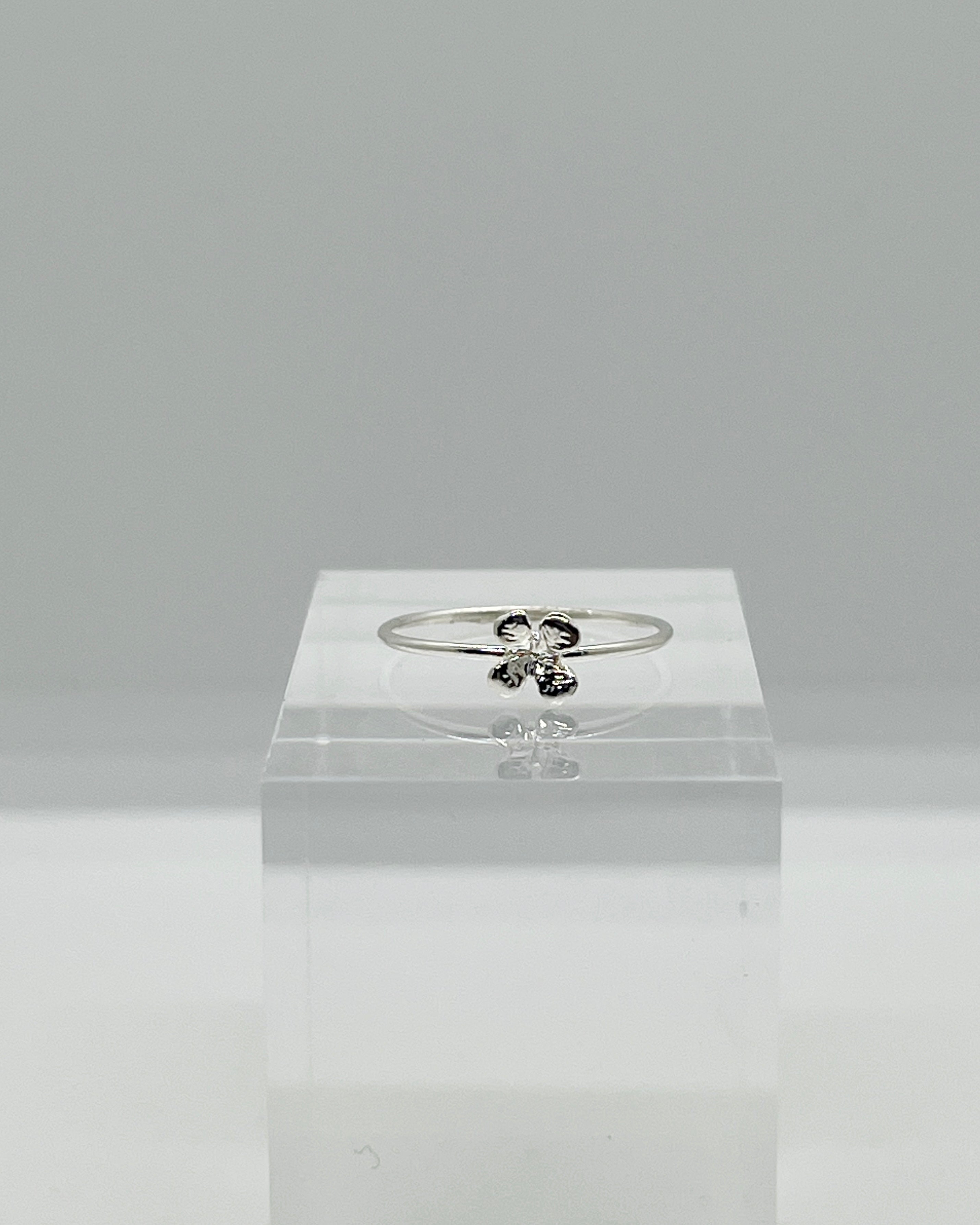 Clover ring