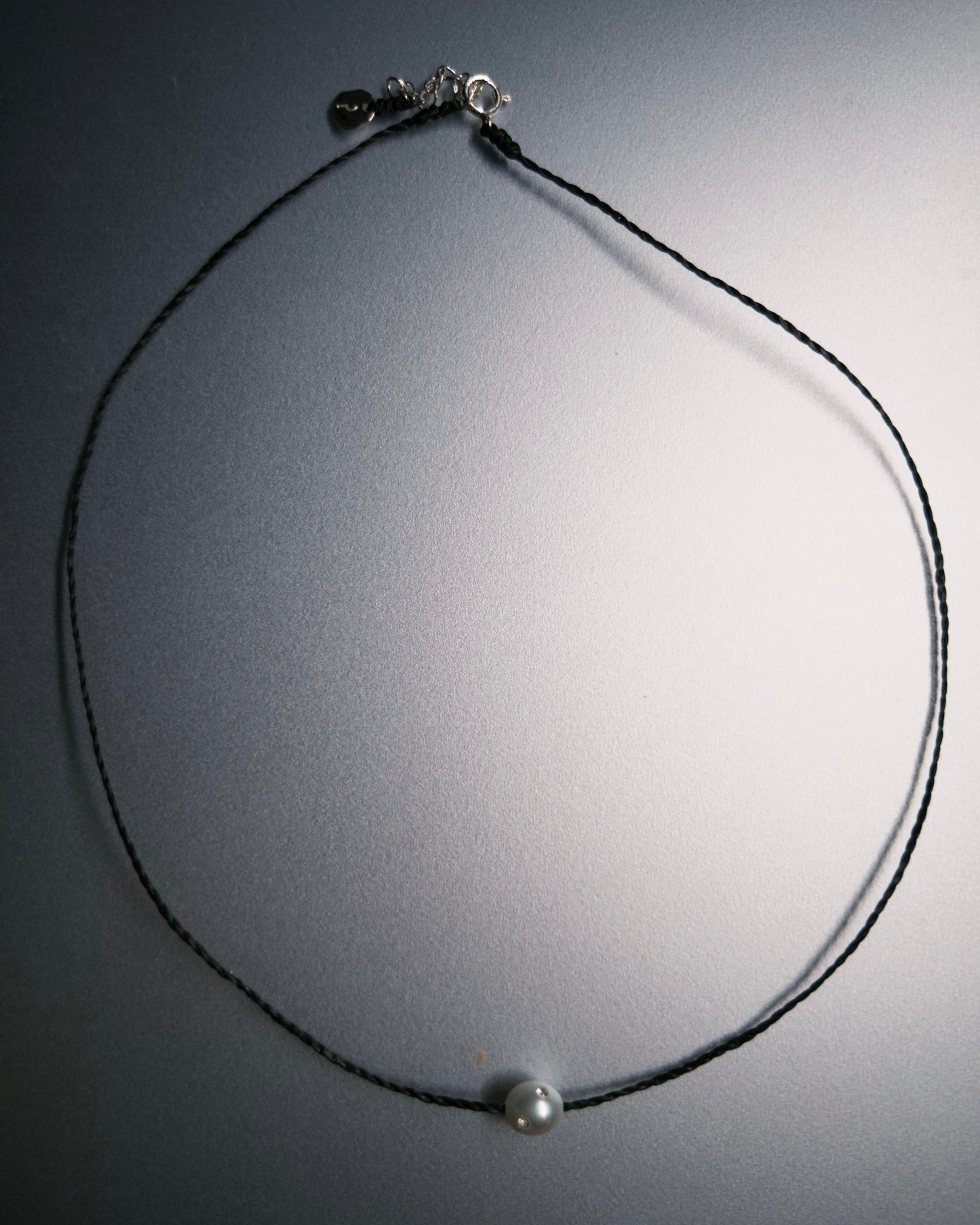 Polkadots string necklace, Black