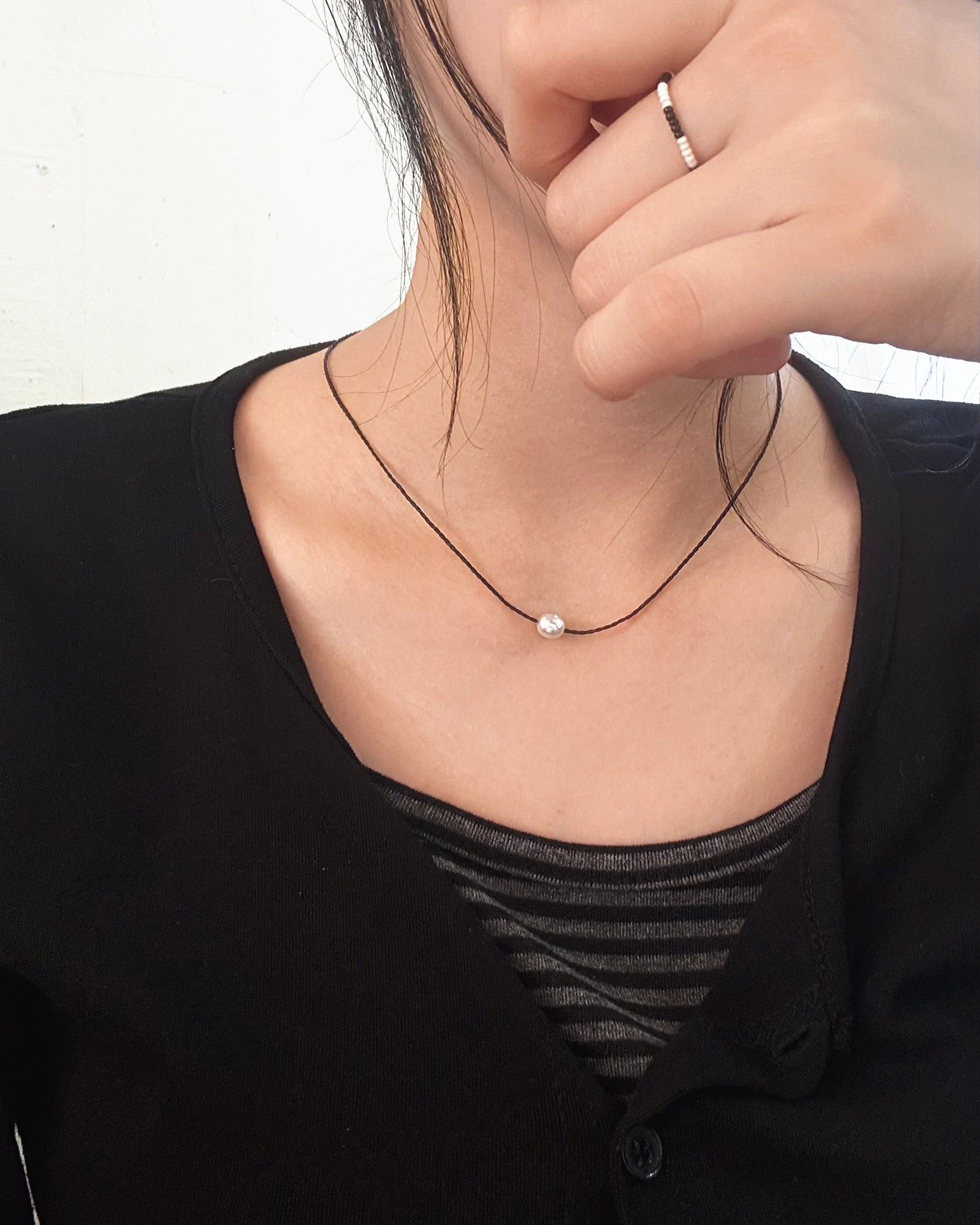 Polkadots string necklace, Black