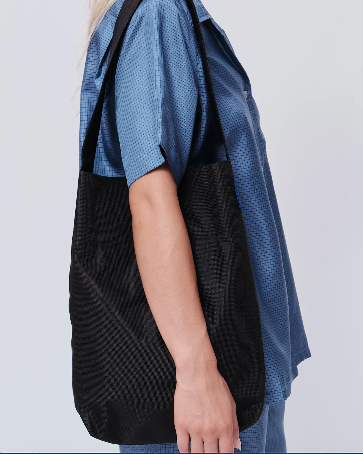 Waterproof Midi Tote in Black