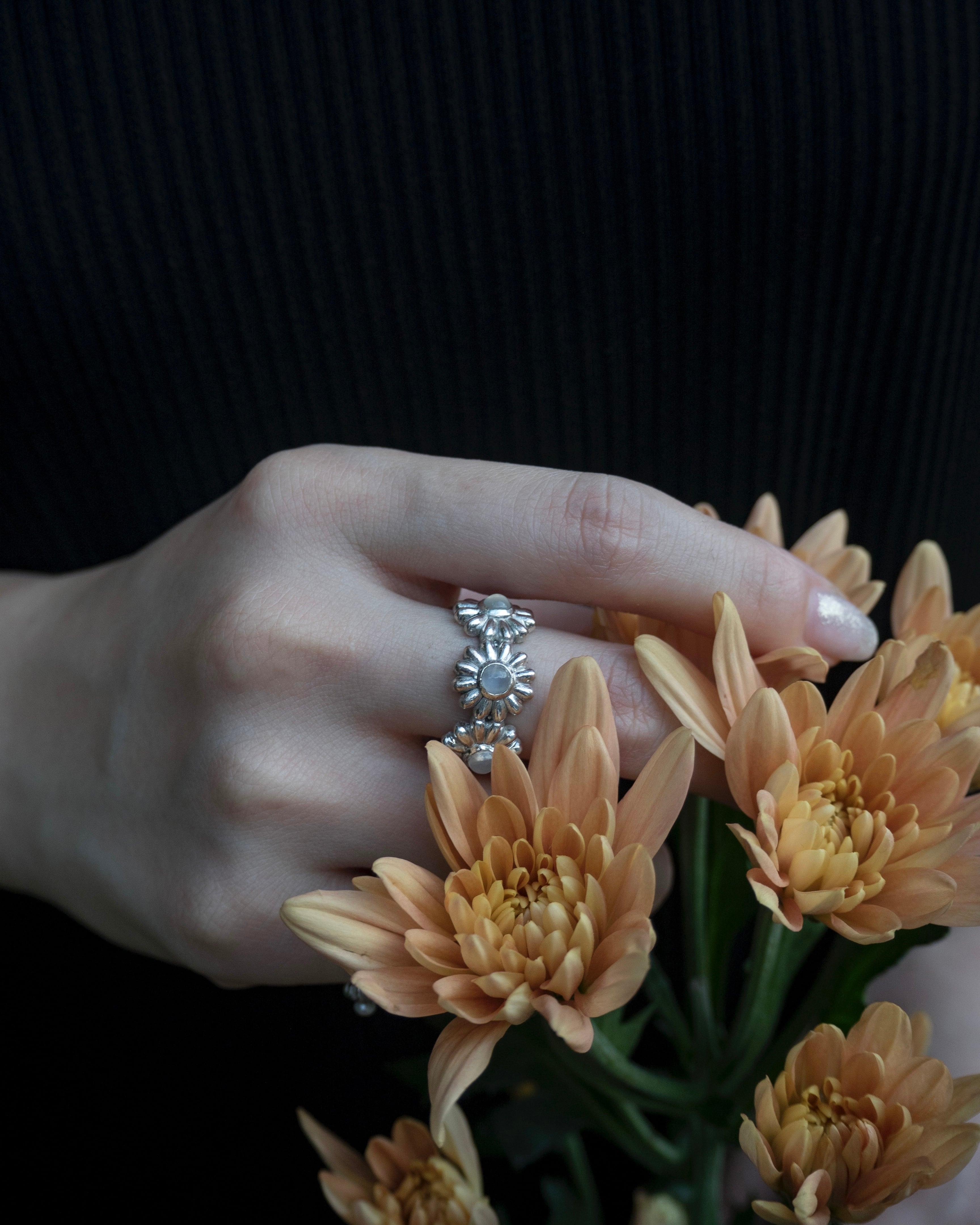 Bloom stone ring